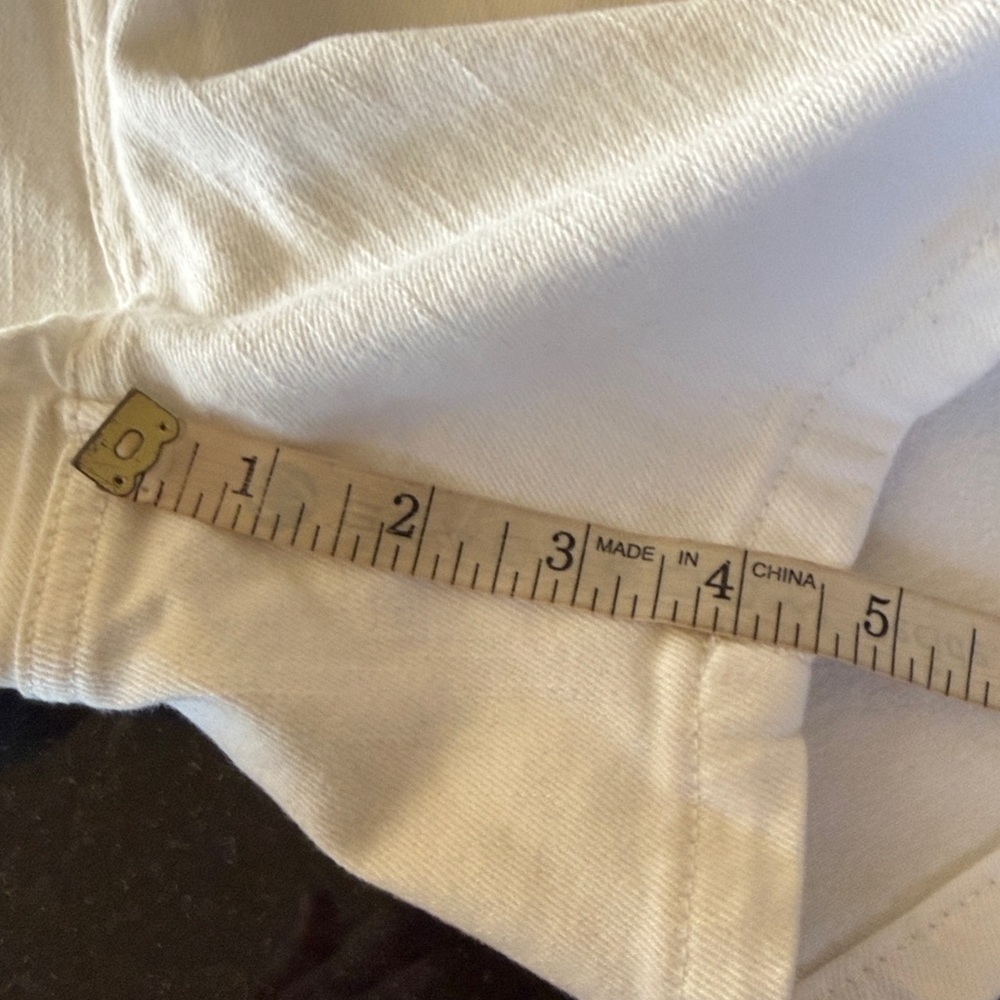 Levi's Mid Rise Boyfriend Stretch Denim Shorts Soft White Size 4 - Picture 9 of 11